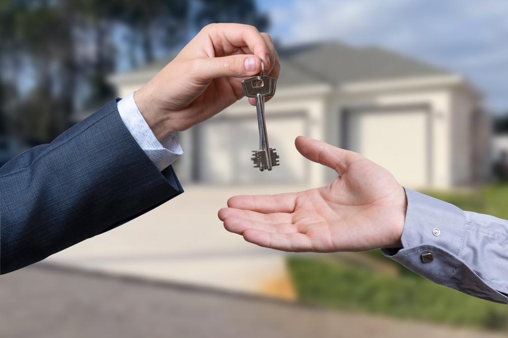 Rodinný dům na splátky bez hypotéky je snem mnoha zájemců o bydlení. Realita ovšem není nijak růžová – nabídek domů od soukromníků na splátky není mnoho a často jsou velmi drahé. Nájemní bydlení přes investora je dostupnější, zároveň však nezahrnuje vlastnictví nemovitosti.